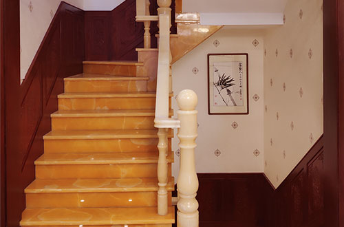 鄂尔多斯中式别墅室内汉白玉石楼梯的定制安装装饰效果