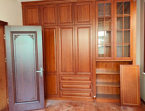 鄂尔多斯中式家庭装修里定制的实木衣柜效果图